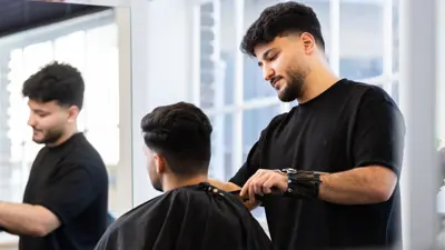 Uiterlijke verzorging studenten barbier oefenen bij elkaar Khadr Mohammad Exp. date 0.jpg