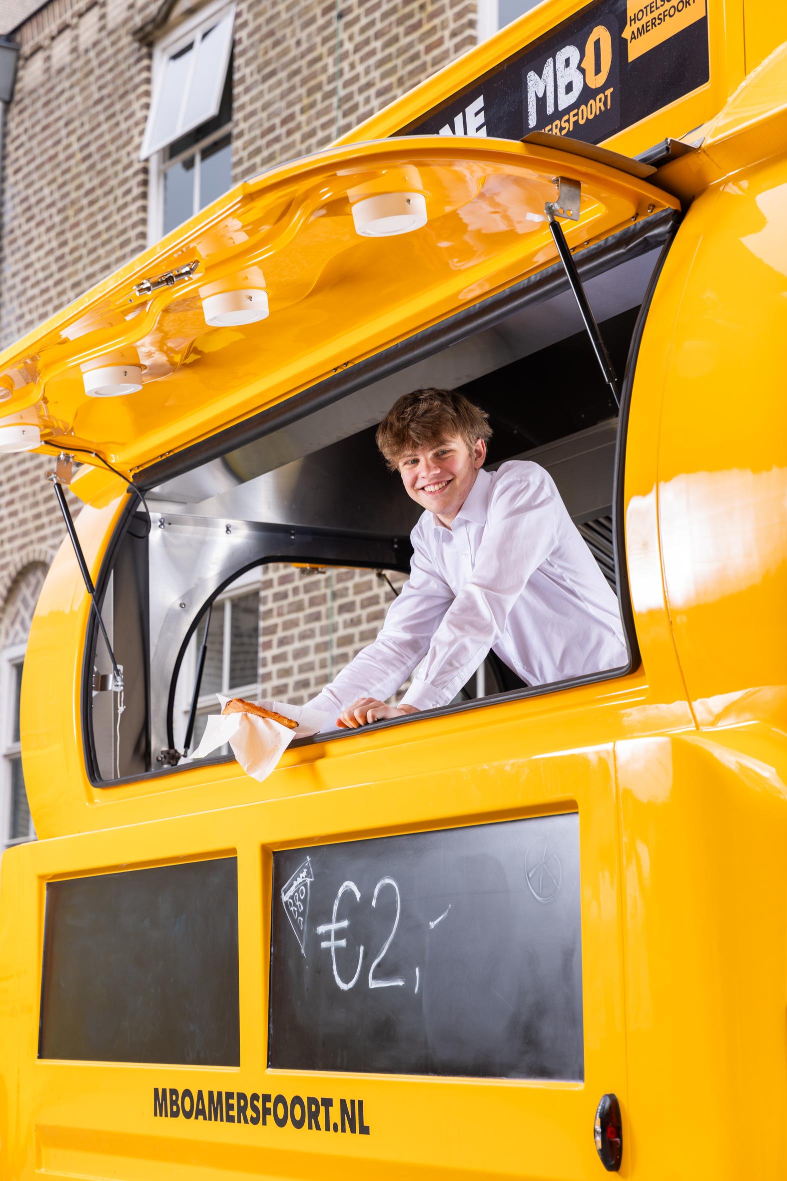 Hotel Floris foodtruck staand 31-07-2028.jpg