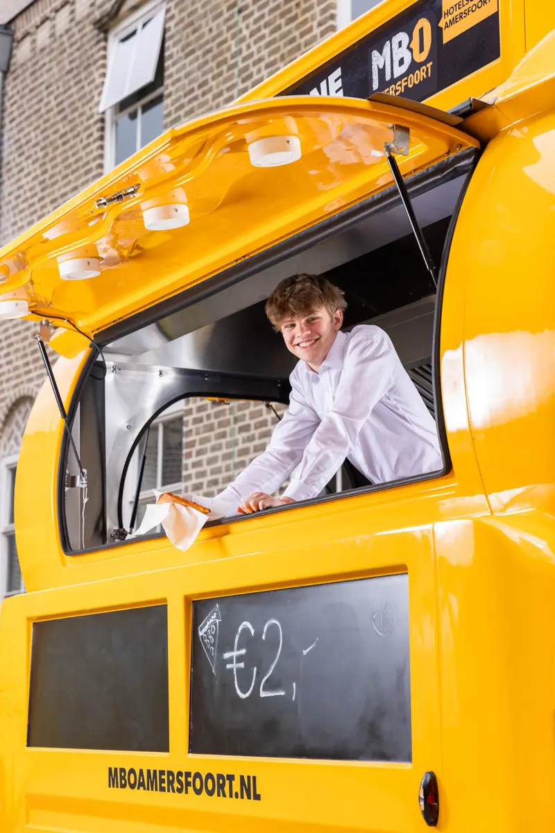 Hotel Floris foodtruck staand 31-07-2028.jpg