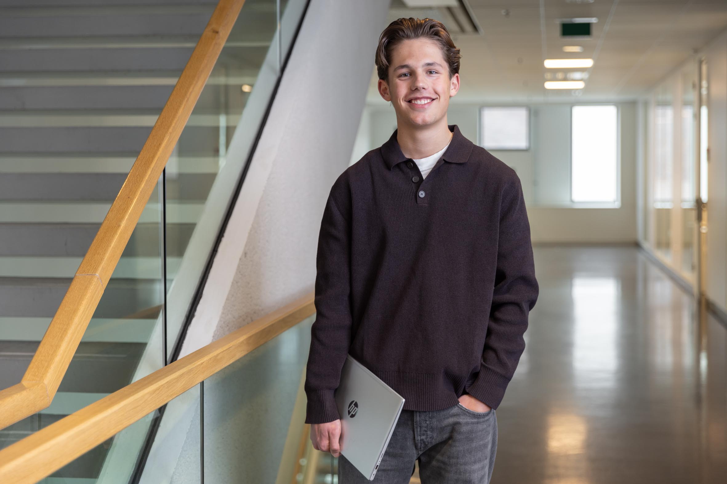Economie student staat met laptop in gang Tijmen Exp. date 0.jpg