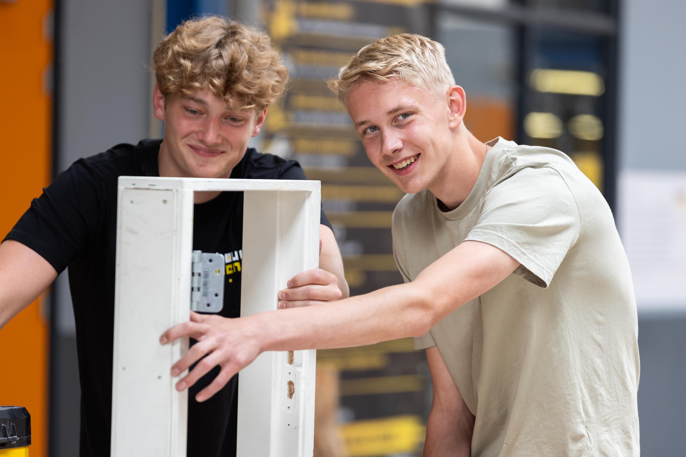 Bouw. Timmermansoog. Studenten Thijs En Boaz Kijkend In Camera. Liggend. Exp.Date 0