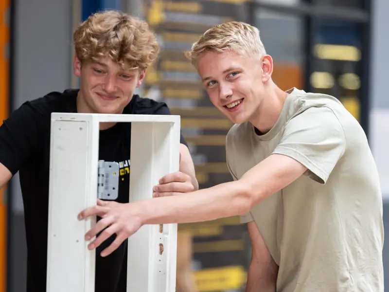 Bouw. Timmermansoog. Studenten Thijs En Boaz Kijkend In Camera. Liggend. Exp.Date 0