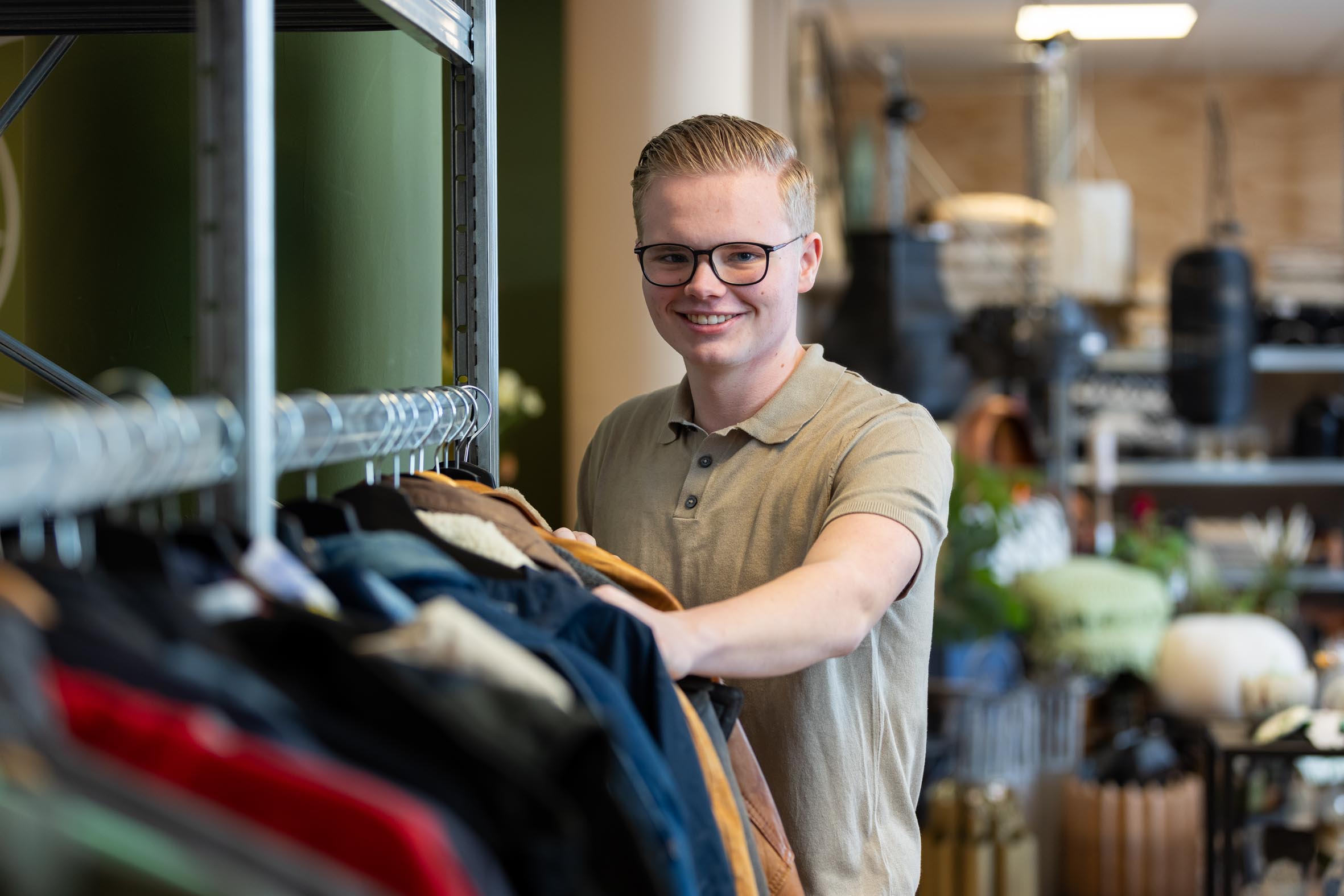 Handel en ondernemerschap student bij kledingrek Green Outlet Jesse Exp. date 0.jpg
