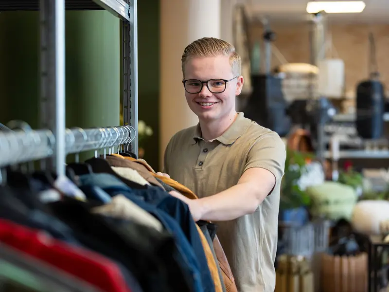 Handel en ondernemerschap student bij kledingrek Green Outlet Jesse Exp. date 0.jpg