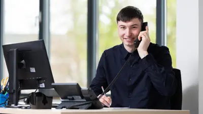 Economie en office student managementassistent belt met klant Stefan Exp. date 0.jpg