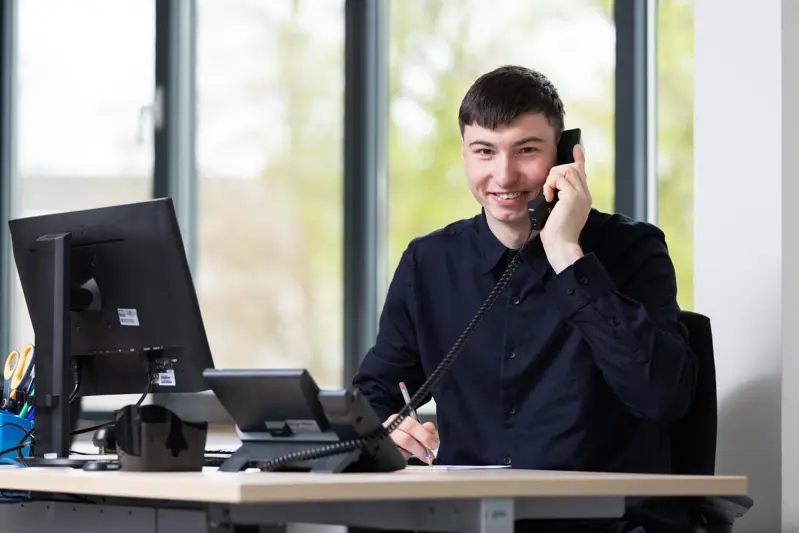Economie en office student managementassistent belt met klant Stefan Exp. date 0.jpg