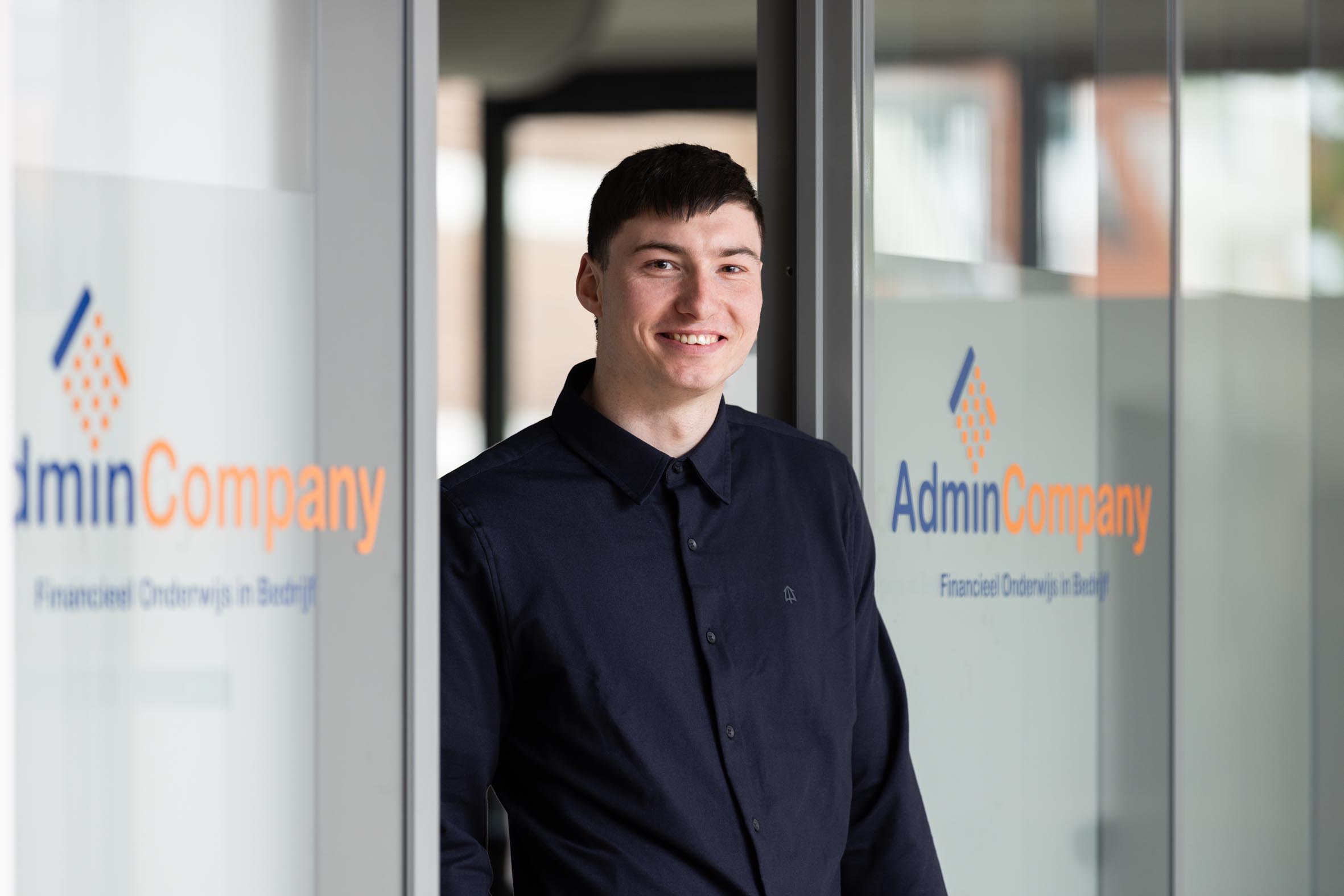 Economie en office student staat in deuropening AdminCompany Stefan Exp. date 0.jpg