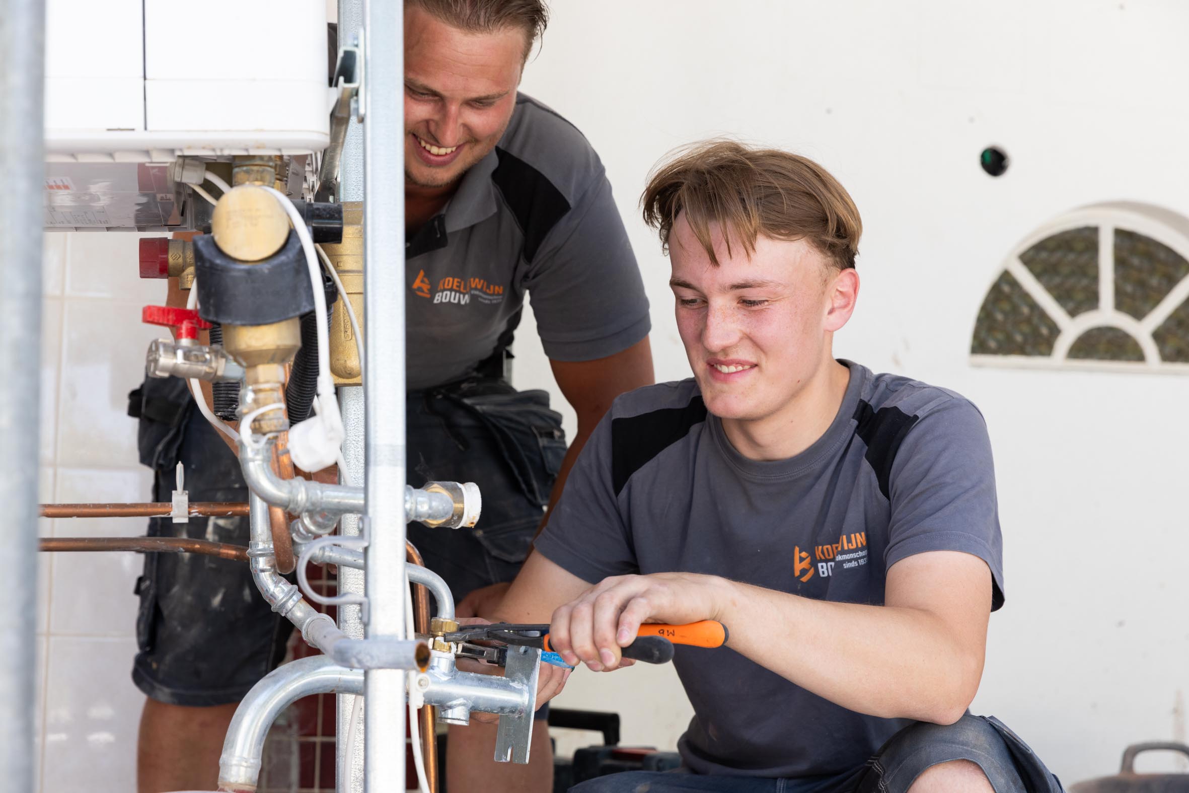 Installatie. Bekijken Van Oude CV Ketel. Hijmen En Student Maurin. Exp.Date 0