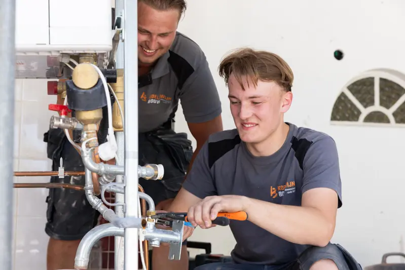 Installatie. Bekijken Van Oude CV Ketel. Hijmen En Student Maurin. Exp.Date 0