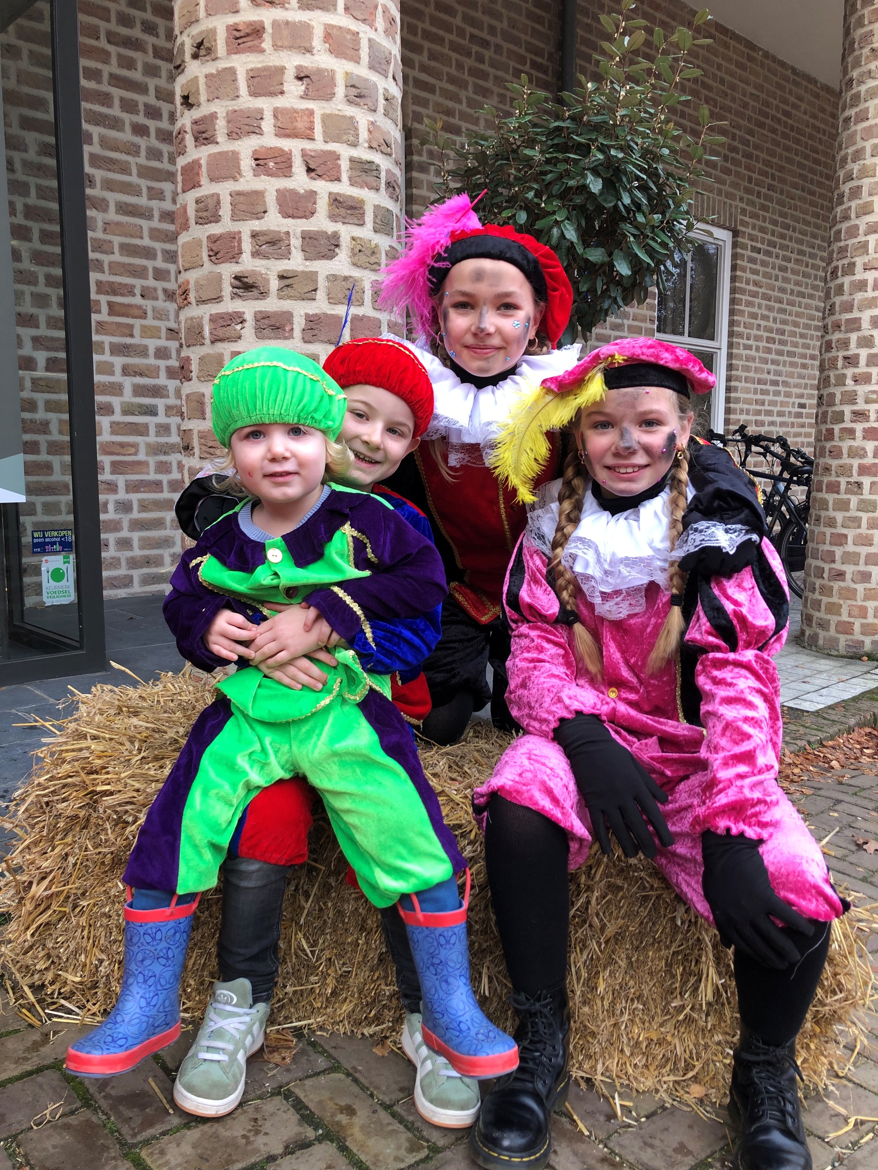 vrolijke-pietjes-op-hooibaal