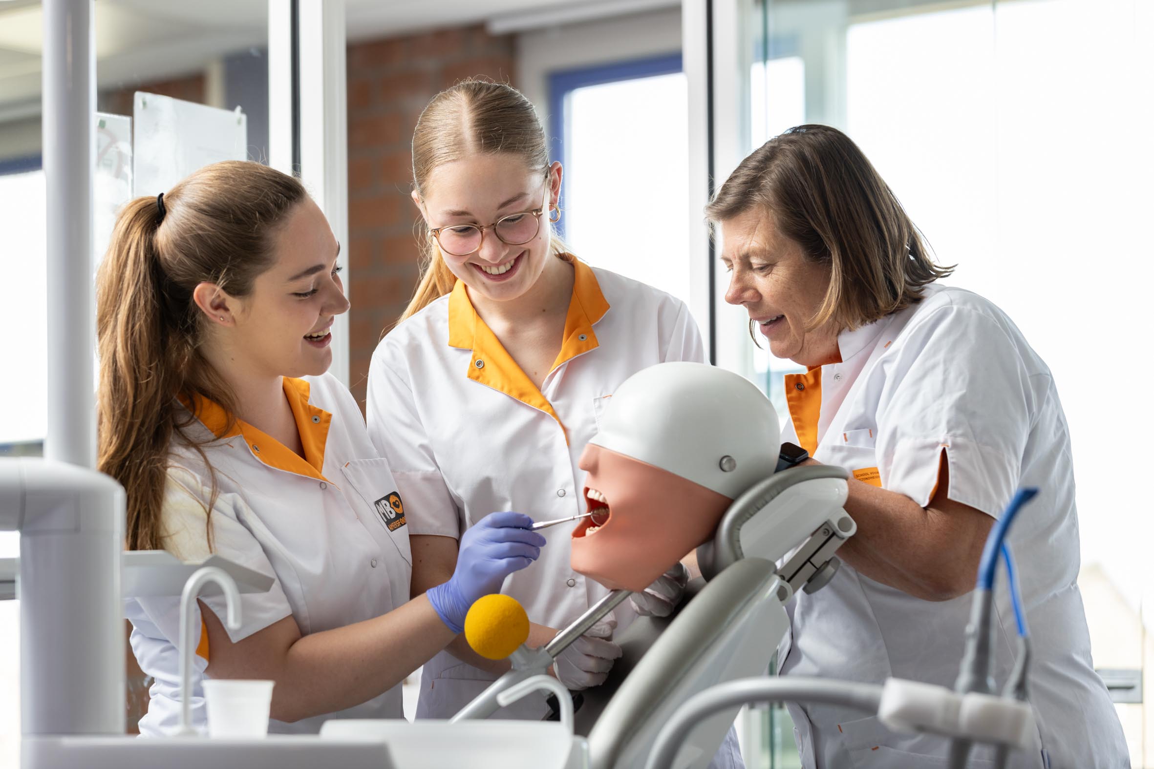 27143 Tandartsassistent Student Tylia, Yvonne, Cheyenne MBO Amersfoort