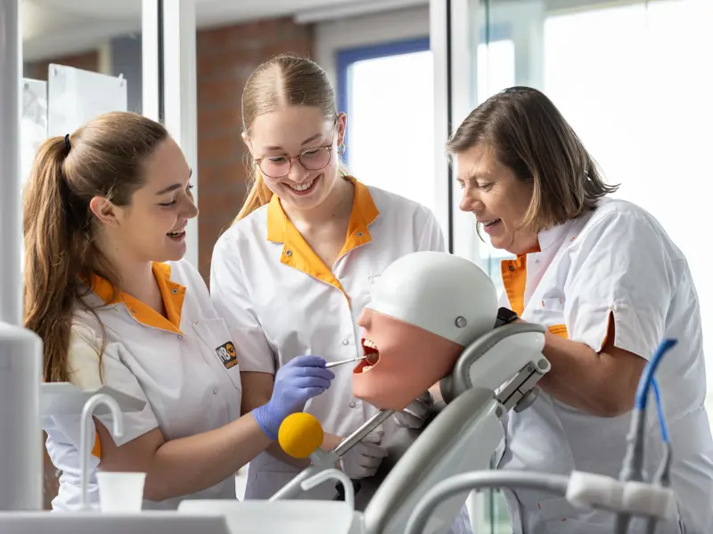 27143 Tandartsassistent Student Tylia, Yvonne, Cheyenne MBO Amersfoort