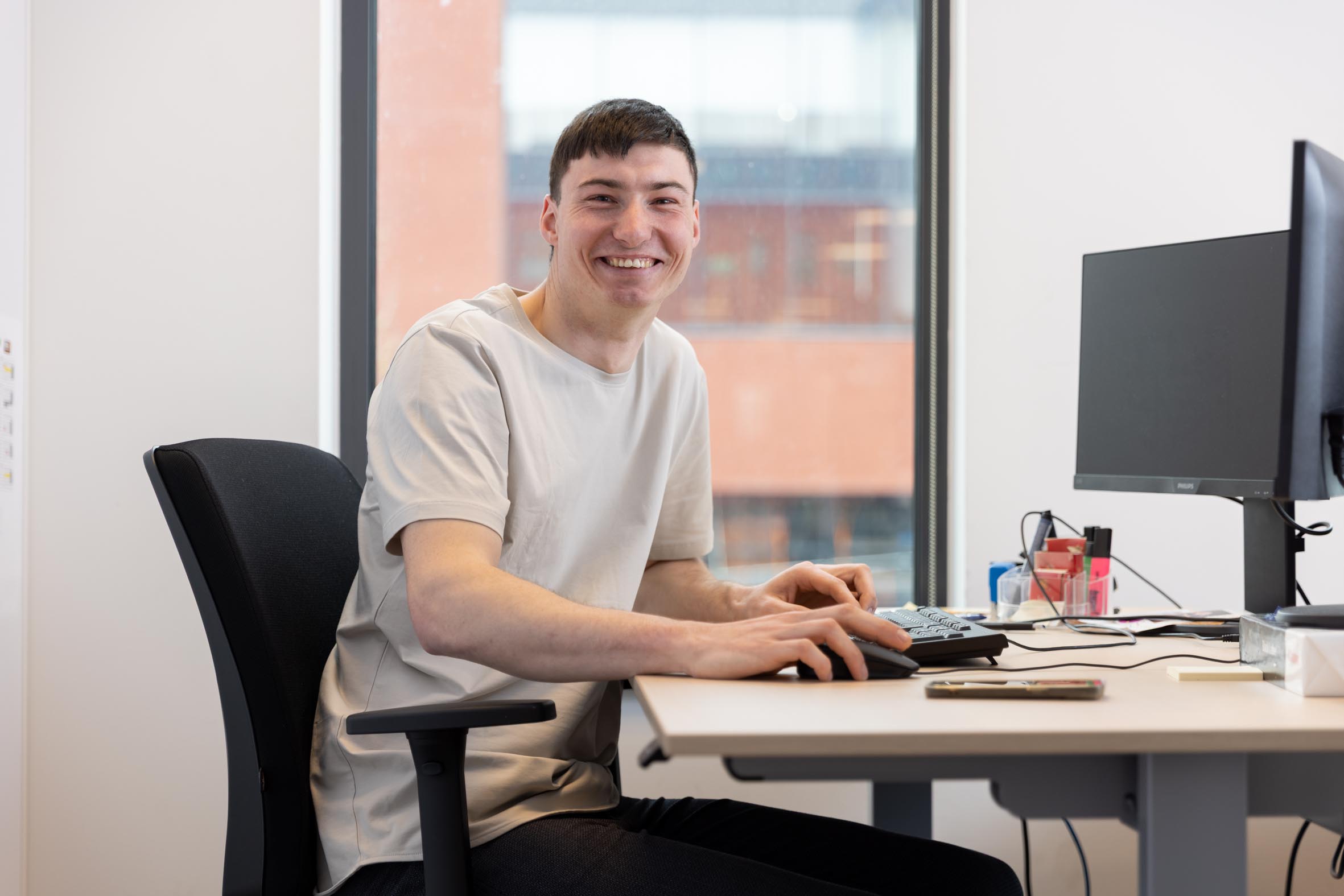 Economie en office student werk achter computer Stefan Exp. date 0.jpg