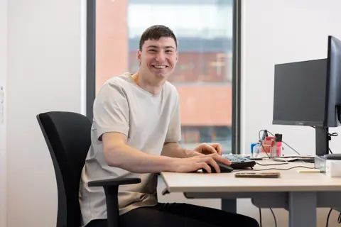 Economie en office student werk achter computer Stefan Exp. date 0.jpg