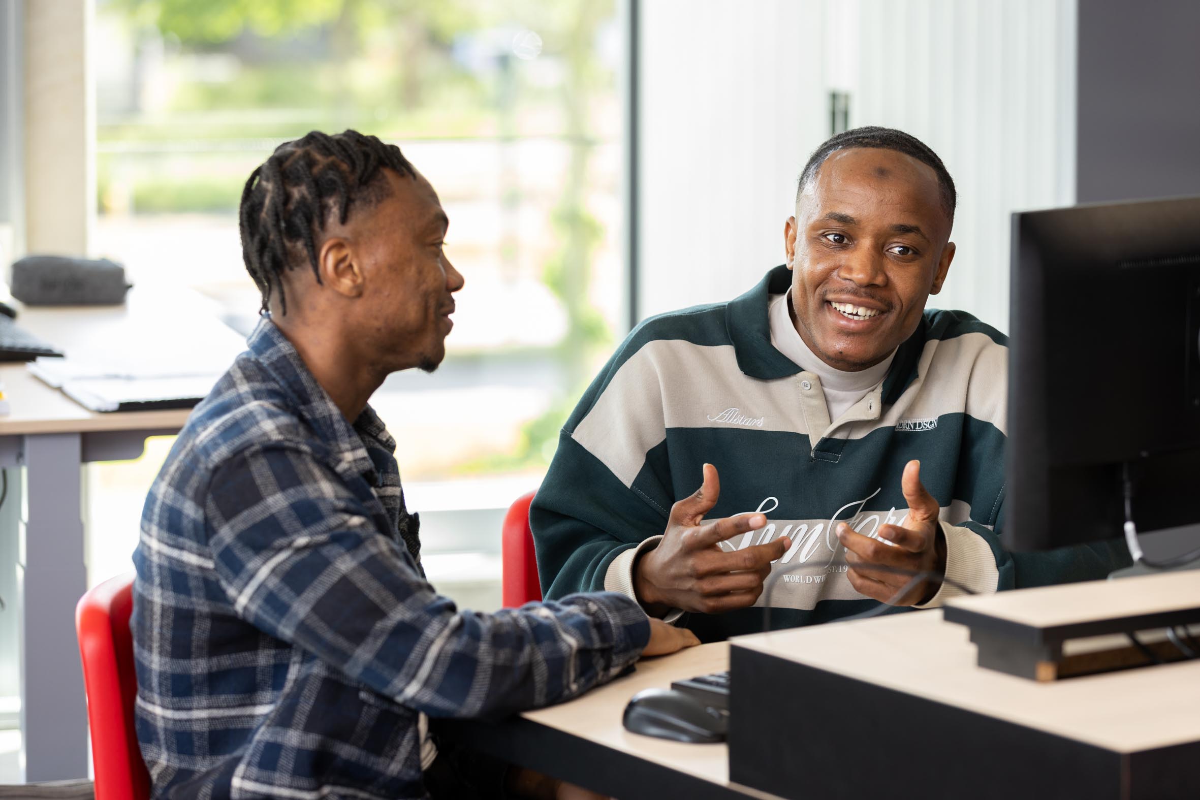 Entree voor anderstaligen twee studenten computer kijkt Osman Lamin Exp date.jpg