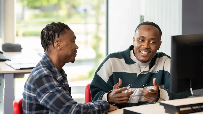 Entree voor anderstaligen twee studenten computer kijkt Osman Lamin Exp date.jpg