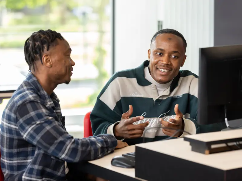 Entree voor anderstaligen twee studenten computer kijkt Osman Lamin Exp date.jpg