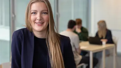 Economie student in klaslokaal Lotus Exp. date 0.jpg