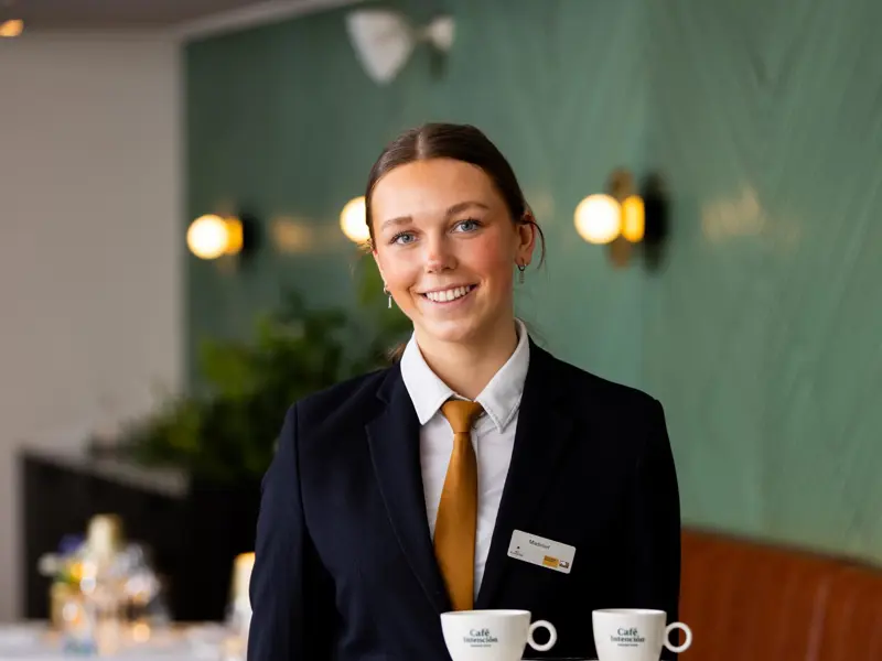 Hotel Madelief bediening gastvrouw 31-07-2028.jpg