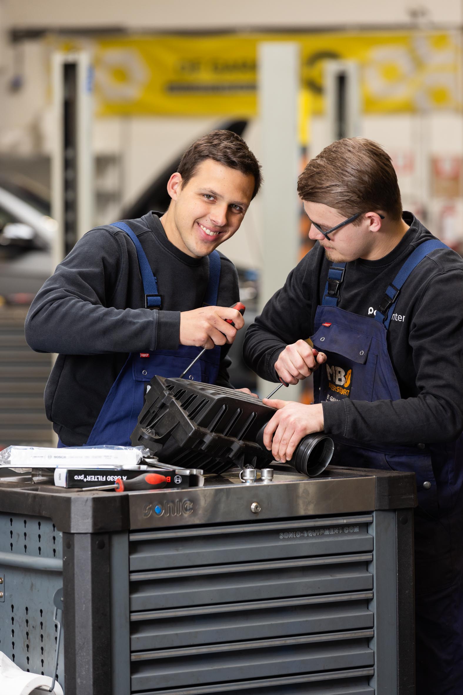 Mobiliteit autotechniek student Finn en Sam samenwerkend  staand exp.date 0.jpg