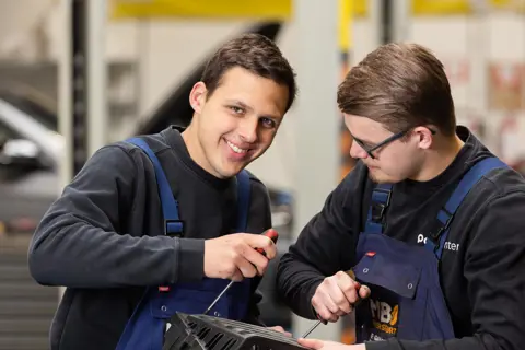 Mobiliteit autotechniek student Finn en Sam samenwerkend staand exp.date 0.jpg