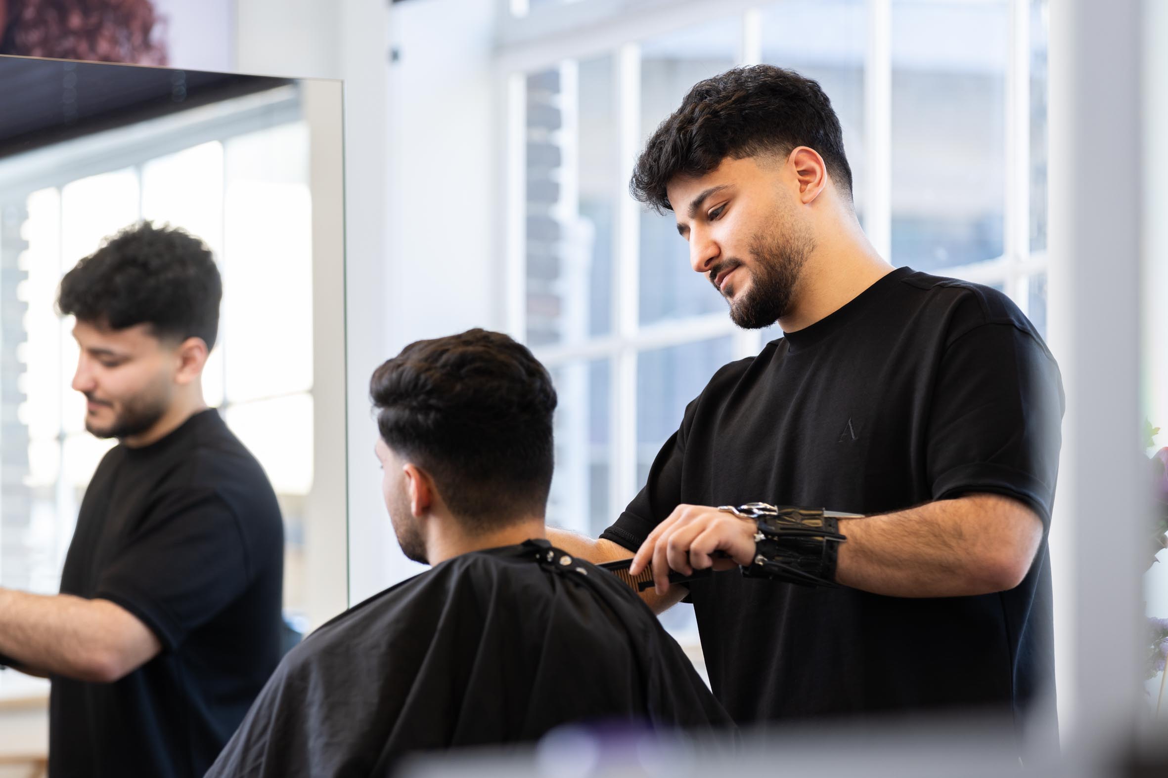 Uiterlijke verzorging studenten barbier oefenen bij elkaar Khadr Mohammad Exp. date 0.jpg