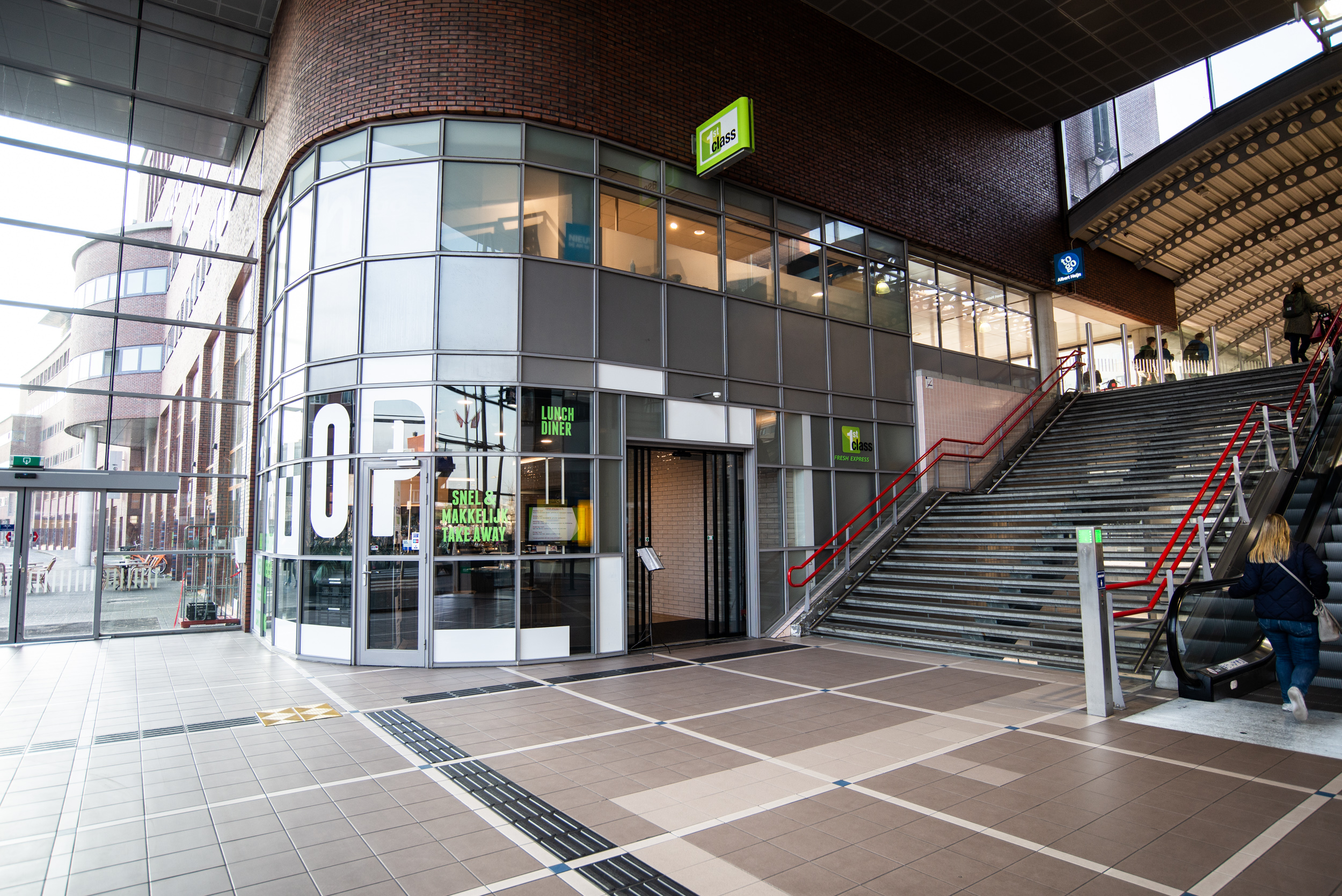 20190411 First Class Foto Interieur Buitenkant Station LR
