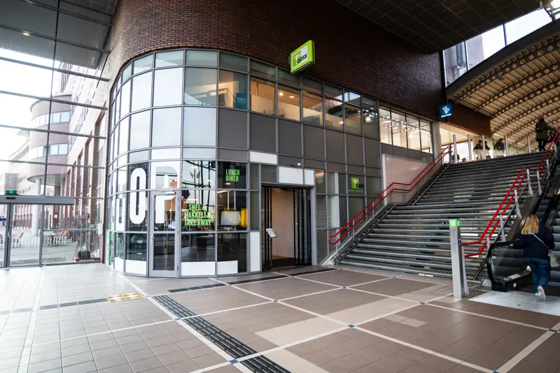 20190411 First Class Foto Interieur Buitenkant Station LR