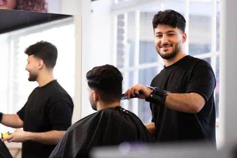 Uiterlijke verzorging studenten barbier oefenen bij elkaar Mohammad Khadr Exp. date 0.jpg