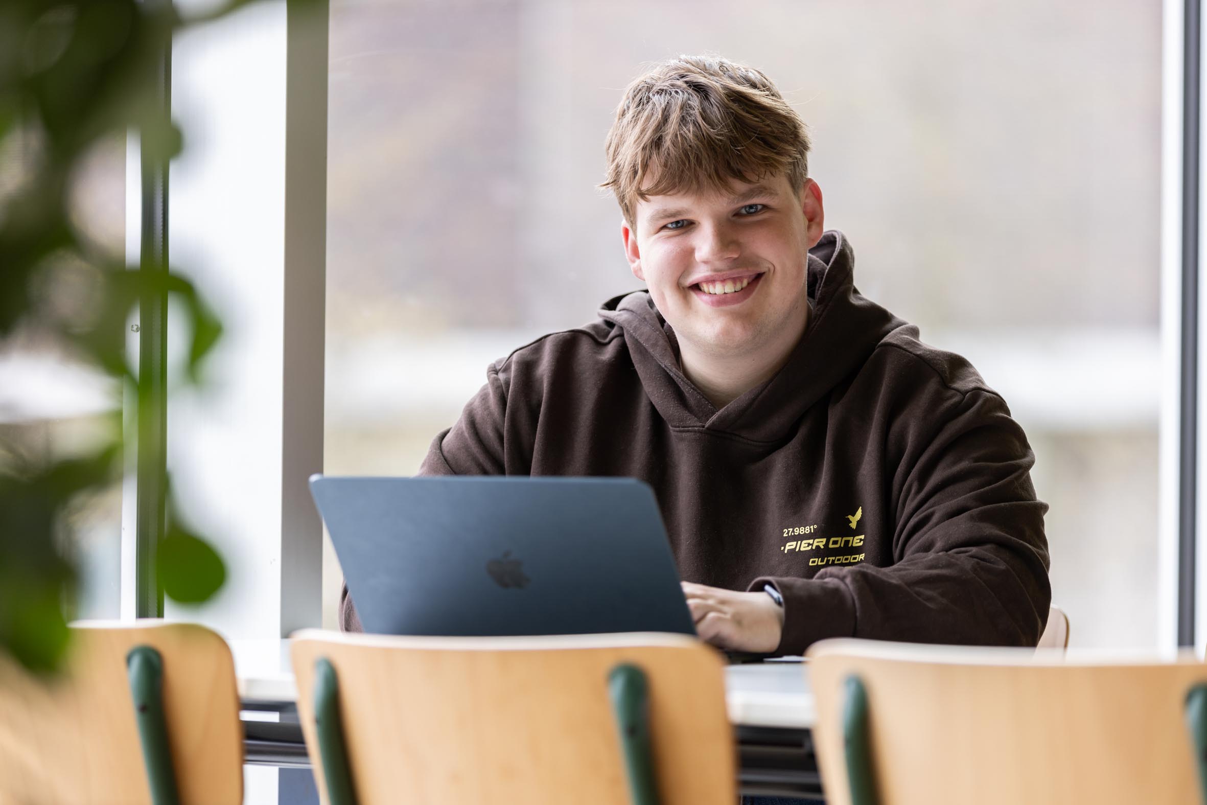 Handel en ondernemerschap student zit met laptop Xander Exp. date 0.jpg