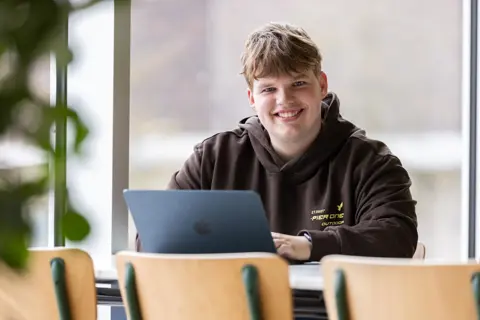 Handel en ondernemerschap student zit met laptop Xander Exp. date 0.jpg