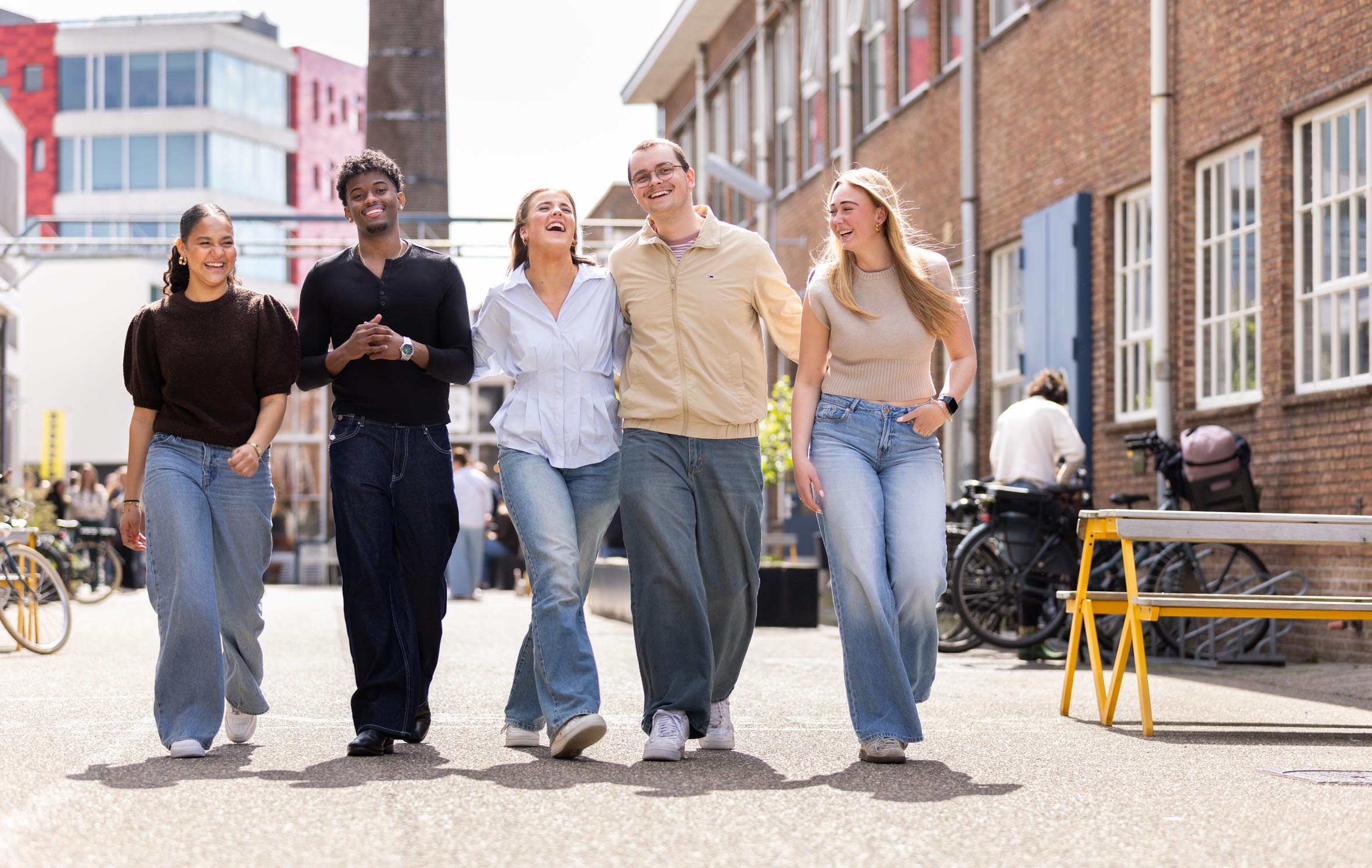 Vrije tijd studenten lopen buiten lachend arm in arm Jade Rami Zara David Marijne Exp. date 0.jpg