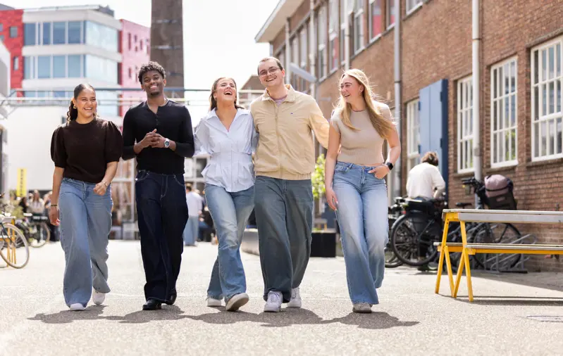 Vrije tijd studenten lopen buiten lachend arm in arm Jade Rami Zara David Marijne Exp. date 0.jpg