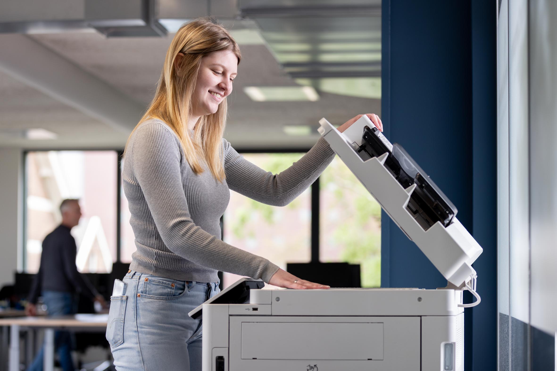 Economie en office student staat bij kopieermachine Nikki Exp. date 0.jpg