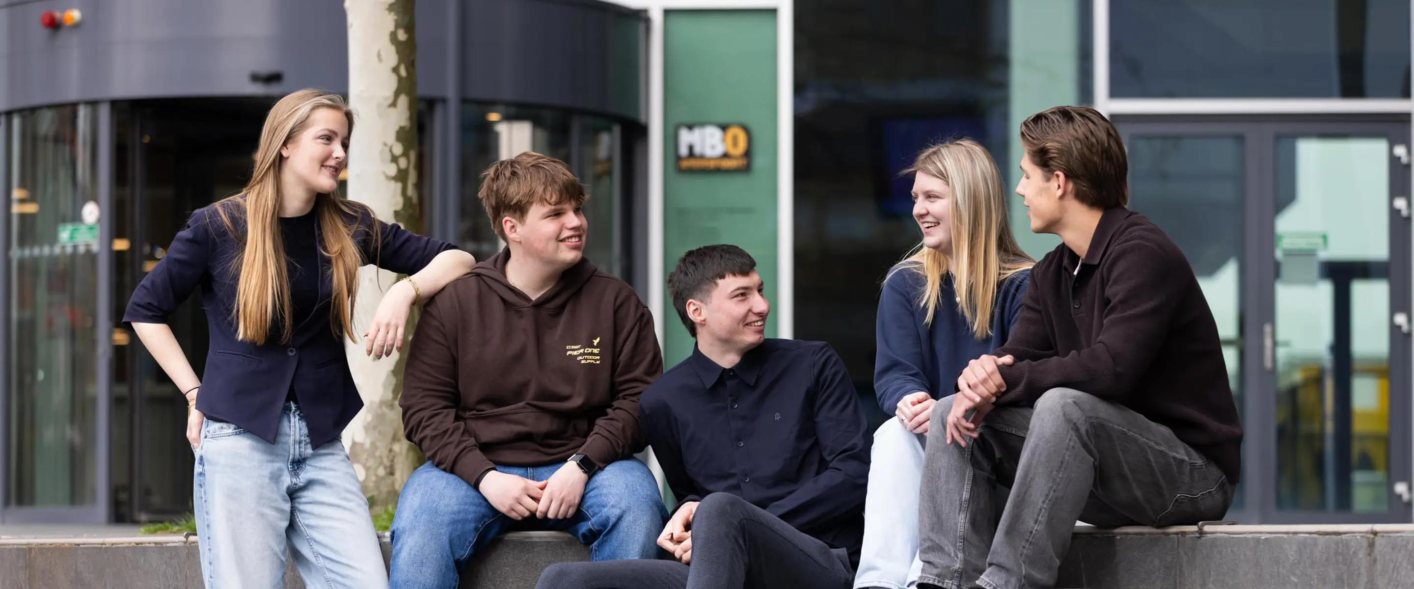 Economie studenten op trap voor school Nikki Lotus Stefan Tijmen Xander Exp. date 0.jpg