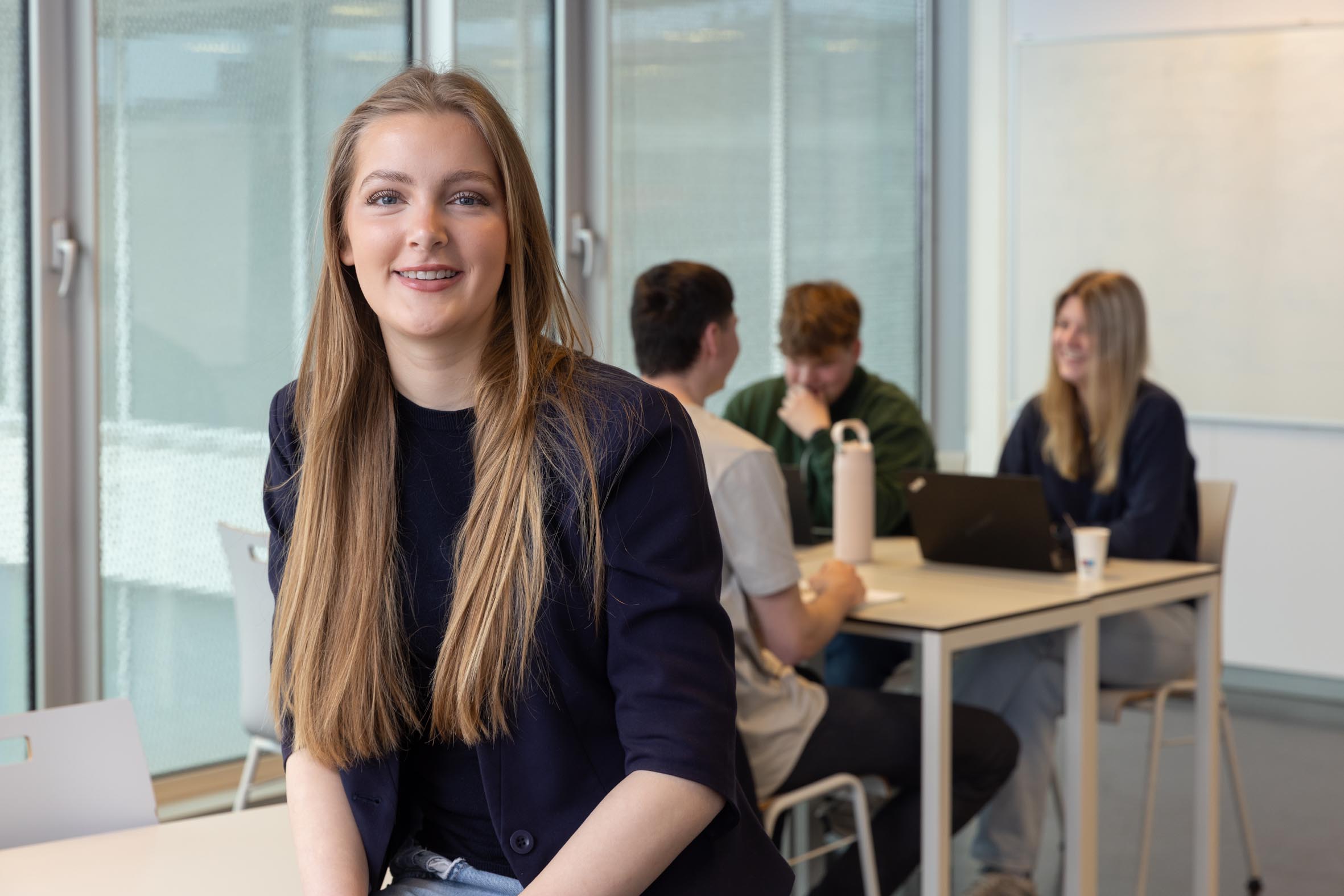 Economie student zit op tafel in klaslokaal Lotus Exp. date 0.jpg