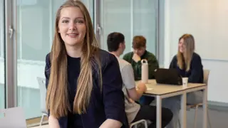 Economie student zit op tafel in klaslokaal Lotus Exp. date 0.jpg