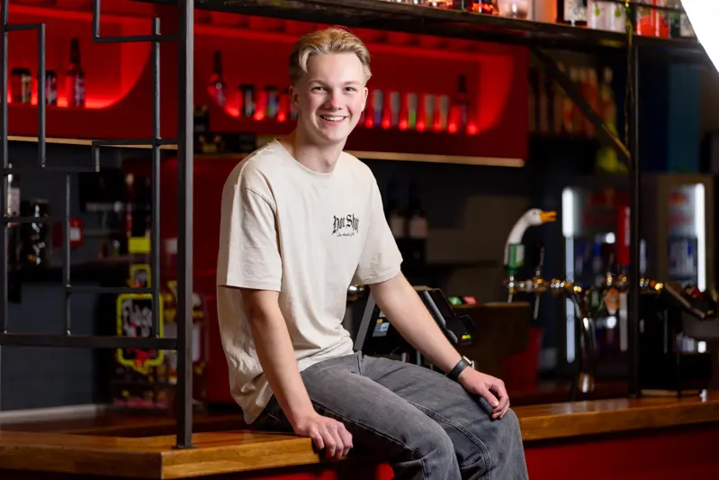 Vrije tijd evenementenorganisatie student zit op bar in Fluor Karsten Exp. date 0.jpg
