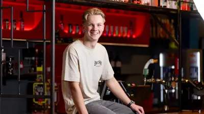 Vrije tijd evenementenorganisatie student zit op bar in Fluor Karsten Exp. date 0.jpg