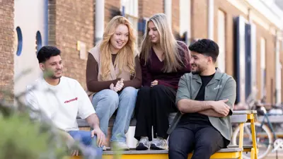 Uiterlijke verzorging studenten kapper en barbier buiten Serena Sofie Khadr Mohammad Exp. date 0.jpg