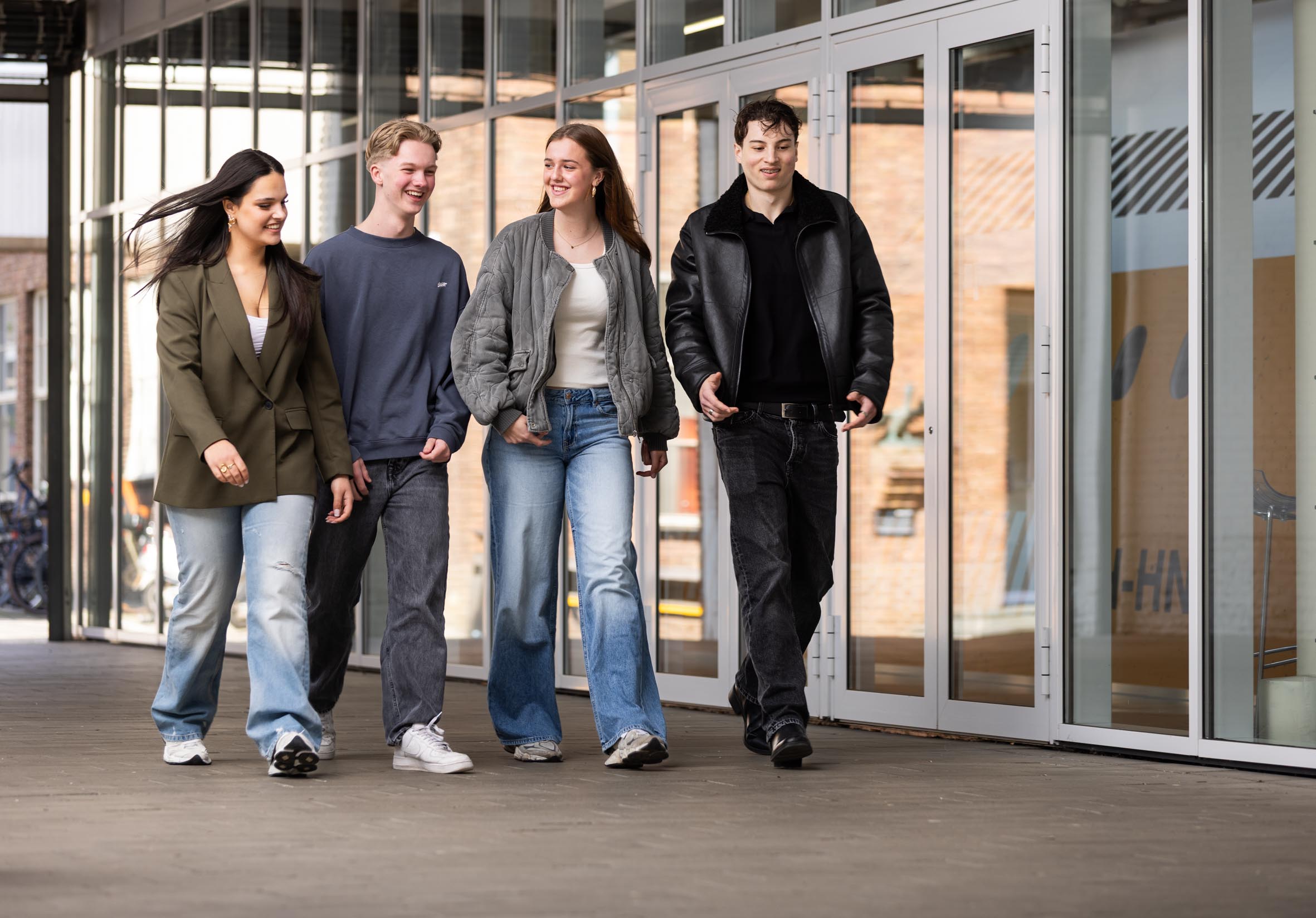 Vrije tijd studenten lopen buiten langs school Juul Mila Karsten Daniil Exp. date 0.jpg
