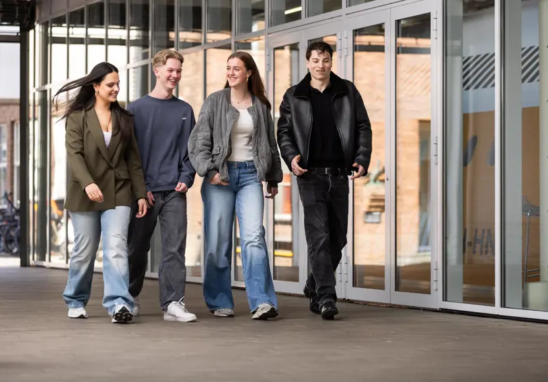 Vrije tijd studenten lopen buiten langs school Juul Mila Karsten Daniil Exp. date 0.jpg