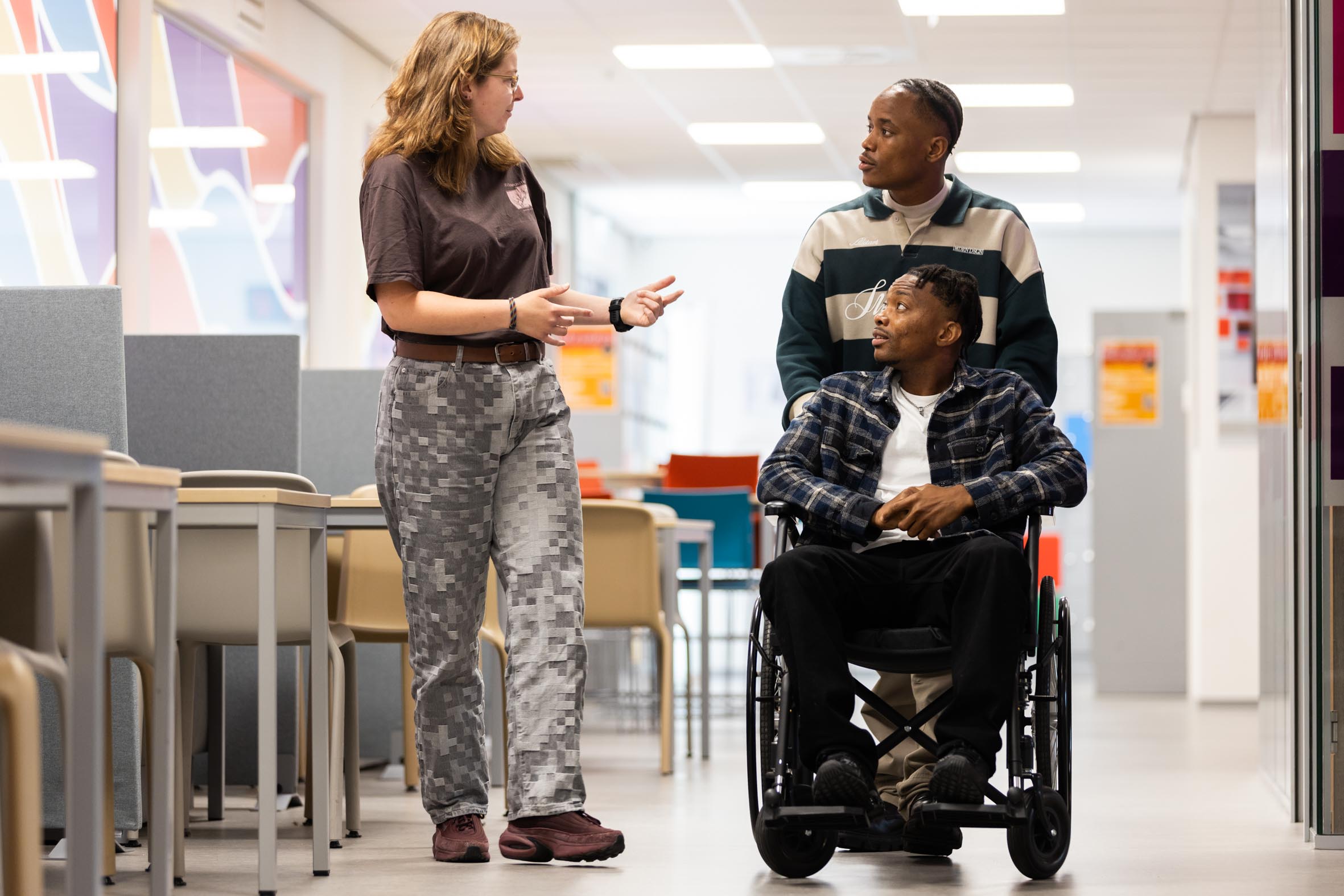 Entree voor anderstaligen studenten rolstoel docent gang Lamin Osman Sanne Exp date.jpg
