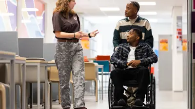 Entree voor anderstaligen studenten rolstoel docent gang Lamin Osman Sanne Exp date.jpg